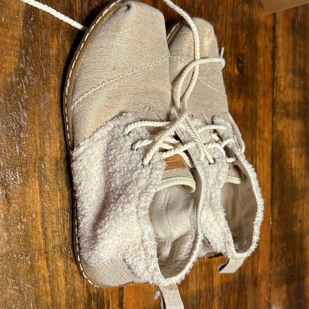 Toms size 8 fuzzy tie sneakers barely worn